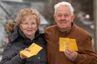 Rentnerehepaar ruft zum Impfen auf - Karin und Jochen Seltmann präsentieren ihre Impfausweise. Beiden ist es wichtig, dass sich viele Leute impfen lassen, auch damit die Krankenhäuser und Intensivstationen nicht überlastet werden. "Wir bedanken uns sehr bei der Stadt für die Organisation und beim Team von Dr. Schinke für die nette Betreuung", so Jochen Seltmann.