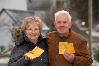 Rentnerehepaar ruft zum Impfen auf - Karin und Jochen Seltmann präsentieren ihre Impfausweise. Beiden ist es wichtig, dass sich viele Leute impfen lassen, auch damit die Krankenhäuser und Intensivstationen nicht überlastet werden. "Wir bedanken uns sehr bei der Stadt für die Organisation und beim Team von Dr. Schinke für die nette Betreuung", so Jochen Seltmann.