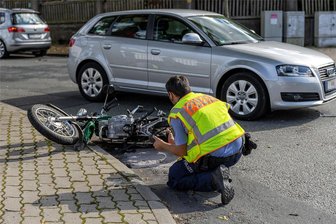 Rentnerin nimmt in Rodewisch Moped-Fahrer die Vorfahrt: 15-Jähriger kommt per Helikopter in Klinik - Schwerer Moped-Unfall in Rodewisch: Der Simson-Fahrer wurde dabei schwer verletzt.