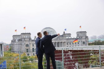 Reparationsforderungen: Was schuldet Deutschland den Polen noch? - Bundeskanzler Friedrich Merz (rechts) zeigt Polens Präsidenten Karol Nawrocki auf dem Balkon des Kanzleramtes die Aussicht auf Berlin.
