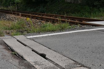 Reparatur am Bahnübergang Grünbach notwendig - Die Schäden an der Entwässerungsrinne müssen bis Ende Oktober beseitigt werden.