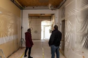 Reparatur des Bahnhofsdaches in Erlau soll in Kürze starten - Das Erdgeschoss ist für die anstehenden Arbeiten geschützt.