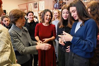 Reparaturarbeiten am deutsch-französischen Motor - Bundesaußenministerin Annalena Baerbock (Mitte) trifft sich zu Beginn ihres eintägigen Frankreichbesuchs mit der französischen Ministerin für auswärtige und europäische Angelegenheiten, Catherine Colonna (links), und Teilnehmern eines deutsch-französischen Schulprojekts.
