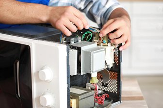 Reparaturbonus: Chemnitzer Firmen sehen Vorteile und Hürden - Eine Mikrowelle zu reparieren ist im Sinne der Nachhaltigkeit besser, als eine neue zu kaufen. Der Reparaturbonus soll helfen, dass sich mehr Menschen für diese Variante entscheiden.