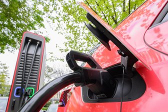 Ein Elektroauto an einer Schnellladesäule: Die Reparatur von E-Autos ist deutlich teurer als von Verbrennerautos