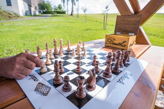 Reparaturstation, alter Kondomautomat, Brettspiele: Erzgebirger möbelt Rastplatz auf - Eine Partie Schach gefällig? Nicht nur dieses Spiel können Wanderer in Beutha ausprobieren.
