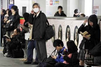 REPORTAGE: Mit der Ruhe in Tokio ist es vorbei - Viele Tage zeigten Fernsehbilder Japaner, die äußerlich ruhig und gefasst auf die apokalyptisch anmutenden Katastrophen in ihrem Land reagierten. Doch angesichts der drohenden Atomkatastrophe ist auch Tokio zu einer anderen Stadt geworden.
