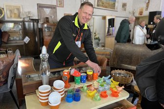 Requisiten für „Babylon Berlin“: Warum ein Chemnitzer mit Trödel erfolgreich ist - Kay Müller in seiner Trödelhalle an ein paar Lieblingsgegenständen.