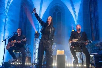 „Rescue Me“: Bell Book & Candle begeistern vor vollem Haus in Oelsnitz - Die Berliner Band Bell Book & Candle mit Sängerin Jana Groß (Mitte) und den Musikern Andy Birr (links) und Hendrik Röder (rechts) spielten ein stimmungsvolles Konzert in der Katharinenkirche in Oelsnitz.