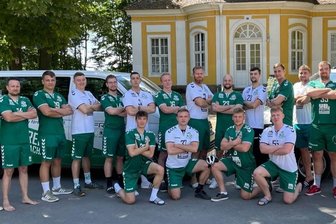 "Reserve" bereit für höhere Aufgaben - Vorfreude auf die Sachsenliga: Im Trainingslager in Neschwitz bei Bautzen hatten die Männer um Trainer Markus Lehmann (l.) Schwung geholt. Nach dem 35:32-Erfolg gegen den LHV Hoyerswerda im Sachsenpokal wollen die Freiberger nun auch in der neuen Liga für Furore sorgen.