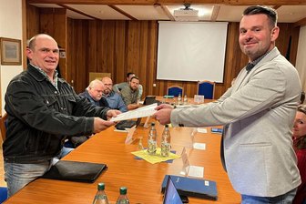 Resolution des Mittelstandes: Ja aus Markneukirchen und Bösenbrunn - Landwirt Danilo Körner (links) übergab Markneukirchens Bürgermeister Toni Meinel am 25. Januar die Resolution.