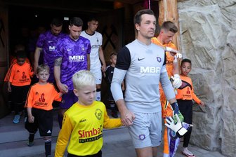 Respekt für Martin Männel und den FC Erzgebirge: Wenn die echte Familie am Wochenende des Schulanfangs der Fußballfamilie vorgeht - Martin Männel – hier mit einem Einlaufkind im Testspiel gegen Borussia Mönchengladbach – ist ein Familienmensch.