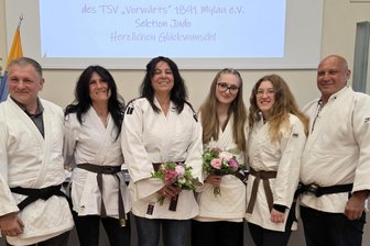 Respekt und Disziplin: Judoka Leni Koch und ihre Trainerin im Reichenbacher Stadtrat geehrt - Der Blumenstrauß des Monats für Leni Koch (Mitte rechts) und Trainerin Andrea Müller-Frenzer.