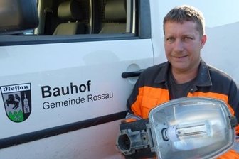 Ressourcenknappheit zwingt zum Umdenken - Bauhof Rossau: Jens Stockmann ist für die Straßenbeleuchtung in der Gemeinde zuständig, die auf LED-Lampen umgerüstet wird.