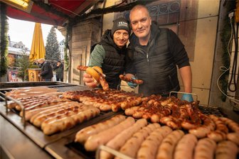 Restaurant Heinrichs beim Weihnachtsmarkt in Plauen wieder dabei: „Die hatten alle Mitleid mit mir“ - Maik Pötzscher (links) und Marcel Horlbeck am Holzkohlegrill des Restaurants Heinrichs am Altmarkt in Plauen: Nach der Absage 2022 beteiligt sich das Lokal wieder am Weihnachtsmarkt.