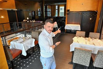 Restaurant-Leiter sauer: Einbrecher richten Verwüstung im „Michaelis“ an - Hier hatten Einbrecher im Michaelis eine Verwüstung angerichtet. Restaurant-Leiter Tommi Seidel zeigt die Stelle.