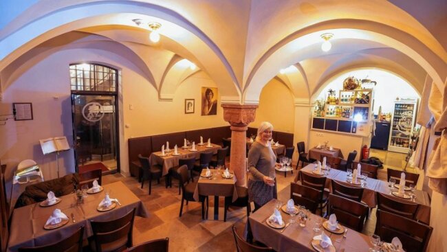 Restaurant "Lory 1880" eröffnet im Schloss - Jana Schmidt bei den letzten Handgriffen im Restaurant "Lory 1880". 