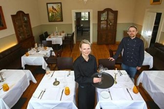 Restaurant-Wettbewerb: Auszeichnung für "Schönburger Palais" in Lichtenstein - Denise Greiner und der Pächter und Küchenchef Christian Weidt im Schönburger Palais.