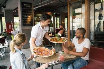 Restaurantkette L‘Osteria stellt Team für Chemnitz zusammen - Auch Kellner werden für die L'Osteria-Filiale in Chemnitz gesucht.