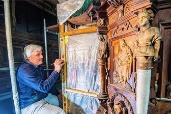 Restaurator gibt Altar im Klösterlein Aue-Zelle seinen Glanz zurück - Restaurator Roland Flachmann aus Dresden im Klösterlein Aue-Zelle beim Nachreinigen der freigelegten Oberfläche des Rahmenprofils.