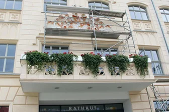 Restaurator untersucht das Zwickauer Stadtwappen - Zurzeit steht ein Gerüst auf dem Zwickauer Rathausbalkon.