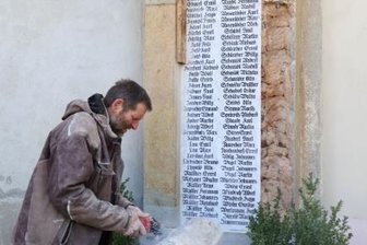 Restaurierte Tafel erinnert an Kriegsopfer - Steinmetz Rolf Schreckenbach bereitet eine Sandsteinsäule für den Einbau vor. Sie begrenzt auf der rechten Seite die Marmorplatte mit den 102 Namen der gefallenen Soldaten aus Callnberg.