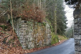 Reste von alter Bahnbrücke kommen weg: Straße im Vogtland komplett dicht - Die Widerlager der einstigen Bahnbrücke über die Kreisstraße bei Adorf werden abgerissen.