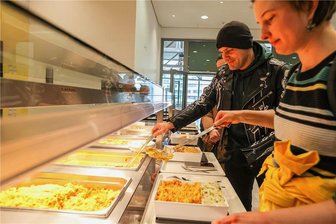 Resteessen statt Essensreste in der Mensa: So läuft das neue Angebot - Lebensmittel, die gerettet werden können, sind bei der Essensausgabe am Mittag oder Abend übriggeblieben. 