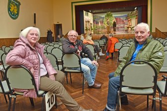 Restlos ausverkauft: Schlange stehen für Mundarttheater im Erzgebirge - Martina Rüffer (80), Stephan Gläser (73) und Sigurd Wild (85) sind Urgesteine des Crottendorfer Ensembles.