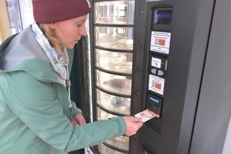Retourenautomat Freiberg: Was steckt drin - und wer steckt dahinter? - Seit kurzem gibt es in der Gerberpassage in Freiberg einen „Secret Packs“-Automaten. „Freie Presse“-Redakteurin Cornelia Schönberg hat ihn getestet.