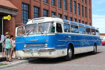 Retro-Bus beim Stadtfest in Flöha: Alle Touren ausgebucht - Einmal Flöha-Falkenau und zurück ! Die Fahrten mit dem historischen Ikarus beginnen und enden auf dem Gelände der Alten Baumwolle. Foto: Knut Berger