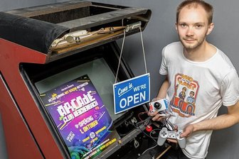 Retro-Zocken in Reichenbach: Arcade Club zieht in alten Lotto-Laden - Einen der Arcade-Automaten hat Gregor Steps mit seinen Leuten schon im Mini-Laden aufgestellt. Bis zur Eröffnung am Samstag ist noch eine Menge zu tun. Vom Fußbodenbelag bis zum Stromanschluss.