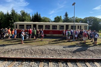 Retrozüge und Bahnhofsschau: Wie die Freiberger-Moldauer-Bahn ihr Jubiläum feiert - Ein Triebwagen „Hurvínek“ in Moldava. Am Sonntag starten hier wieder historische Sonderzüge.