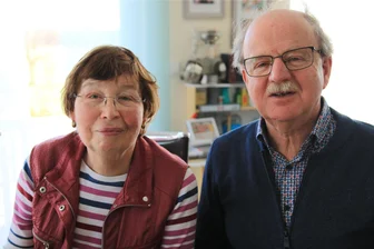Rettender Engel nach Autobahn-Unfall: Ehepaar sucht unbekannte Frau mit Zwickauer Kennzeichen - Helga und Heinrich Kraus aus Franken hoffen, die unbekannte Helferin wiederzufinden.