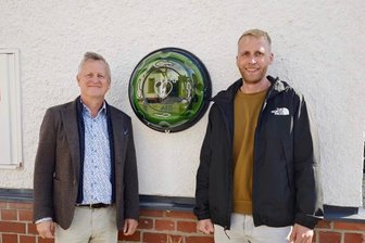 Retter am Rathaus: Thalheim schafft Defibrillator an - Michael Weißbach (AG Stadtmarketing) und Oliver Lorenz (Firma MeDConNet) mit dem Defibrillator.