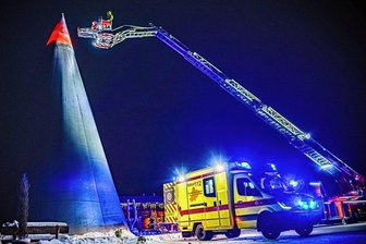 Retter bergen Weihnachtsmann von größter Räucherkerze der Welt - Mit der Drehleiter der Freiwilligen Feuerwehr Crottendorf wurde der Weihnachtsmann von der größten Räucherkerze der Welt geholt. Wie ist er nur da hoch gekommen? 