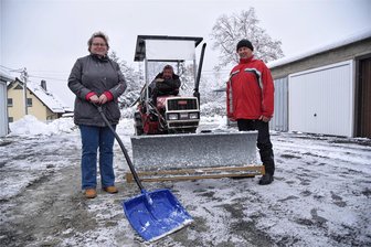 Retter der eigenen Garage: So wird in Markneukirchen aus einem DDR-Konstrukt richtiges Eigentum - Kümmern sich in der Garagenanlage an der Rudolf-Schuster-Straße um den Winterdienst und mehr: Heide Sebold, Mario Fischer und Alfred Schanwell (von links).