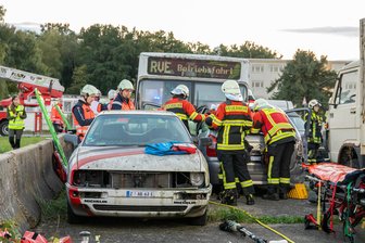 Retter im Erzgebirge üben für den Ernstfall: Schwerer Busunfall als Szenario - Einsatzkräfte haben am Montag in Pfaffenhain den Ernstfall geprobt. Übungsszenario: ein schwerer Unfall.