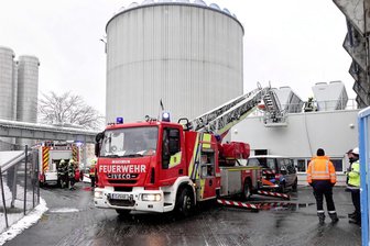 Retter mit Blaulicht auf Gelände von Energieversorger in Chemnitz: Das steckt dahinter - Einsatzkräfte der Feuerwehr auf dem Gelände der Zentralen Kälteversorgung in Chemnitz.