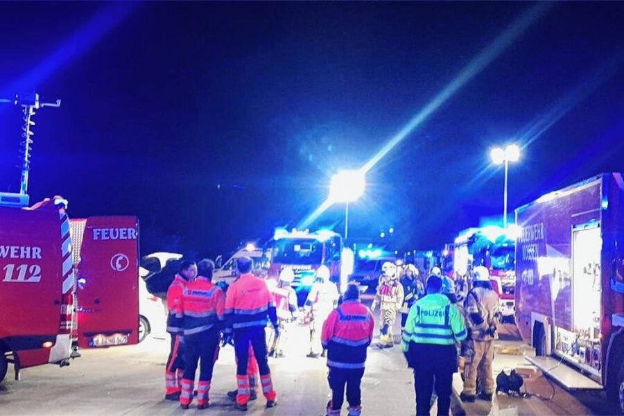 Retter nach Unfall mit zwei Todesopfern auf A4: "An der Unfallstelle funktioniert man" - Insgesamt waren 47 Feuerwehrleute aus Nossen, Deutschenbora, Starbach und Siebenlehn vor Ort. 