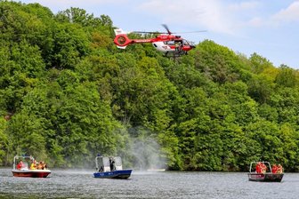 Retter üben an der Talsperre in Kriebstein - 