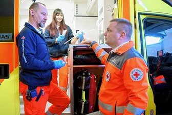 Retter warnen vor Krankenhaus-Aus - Theresa Lehninger und Silvio Eminger im Gespräch mit Rettungsdienstleiter Andy Feig (rechts). Sollte es das Reichenbacher Krankenhaus nicht mehr geben, wären die Folgen gravierend.