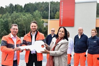 Retter wollen mit neuer Adorfer Wache noch schneller werden - Symbolische Schlüsselübergabe durch Christina Uhlenhaut, Vize-Vorsitzende des Rettungszweckverbandes Südwestsachsen, an Rettungsdienstleiter Michael Höfer (links) und Gideon Türpe, Geschäftsführer des DRK Oelsnitz.
