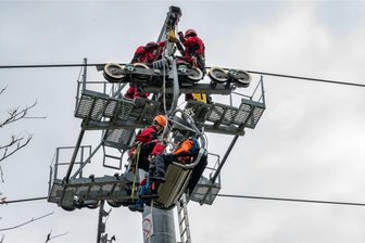 Rettung aus dem Sessellift: Übung in Eibenstocker Skiarena vorm Saisonstart - Die Retter waren auch vor schwierige Situationen gestellt, wie hier, wo zwei Sessel genau auf der Höhe der Stütze stillstanden. So ist es nicht so einfach, von oben über die Seilrollen an die Insassen heranzukommen.