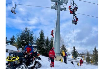 Rettung aus dem Sessellift: Übung in Wurzelrudis Erlebniswelt in Eibenstock - Eines der neun Einsatzteams bei der Rettung von Protagonisten aus dem Sesselllift. Die Witterungsbedingungen waren für die Übung perfekt.