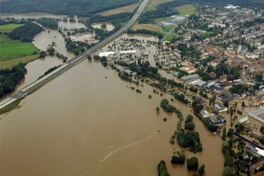 Rettung aus der Luft: Als die Flut Frankenberg traf - Dieses Luftbild vom 14. August 2002 zeigt die immer noch überfluteten Flächen zwischen Frankenberg (rechts), derA4 und Niederlichtenau. 