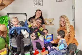 Rettung aus der Ukraine: Ukrainische Kinder haben sich in Chemnitz gut eingelebt - Die Bereichsleiterin für Kinderintensivpflege, Susan Kubin (hinten), im Spielzimmer mit den vier ukrainischen Waisenkindern. 