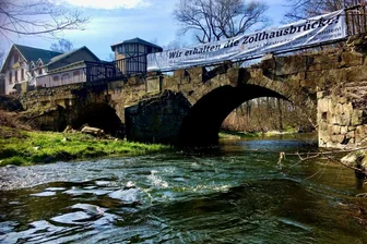 Rettung der Reinsberger Zollhausbrücke: Bürgermeister schießt privat gegen Bürgerinitiative - Am Zollhaus in Bieberstein überspannt seit 1732 diese Steinbogenbrücke die Bobritzsch. Eine Bürgerinitiative will das Denkmalobjekt an der alten Handelsstraße Freiberg-Meißen erhalten und sanieren. Davon soll auch das Areal um das verfallene Gasthaus profitieren. 