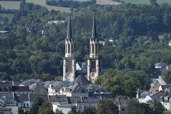 Rettung des Kirchturms der Oelsnitzer St. Jakobikirche: Neuer Verein zählt 33 Gründungsmitglieder - Der Blick vom Bergfried von Schloss Voigtsberg auf Oelsnitz mit den Doppeltürmen der Stadtkirche St. Jakobi. Rechts der Nordturm, das aktuelle Sorgenkind. Für seinen Erhalt und Instandsetzung hat sich am Donnerstagabend ein Förderverein mit 33 Mitgliedern gegründet.