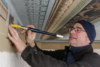 Rettung eines Denkmals - Große Fortschritte im Lotterhof - Restaurator Volkmar Voigt arbeitet im zweiten Obergeschoss des Lotterhofs. Die teilweise vorgefundene Originalbemalung erlaubte es ihm, neue Schablonen anzufertigen. Nun wird Detail für Detail wieder aufgebracht.